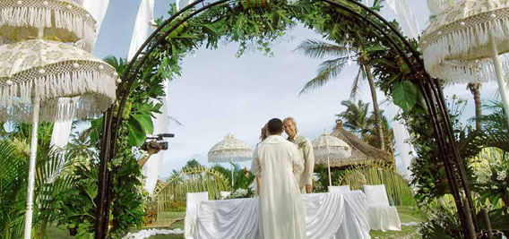 Upgraded Beach Wedding in Blue Theme – White Rose Hand Bouquet and White Lily Wedding Cake